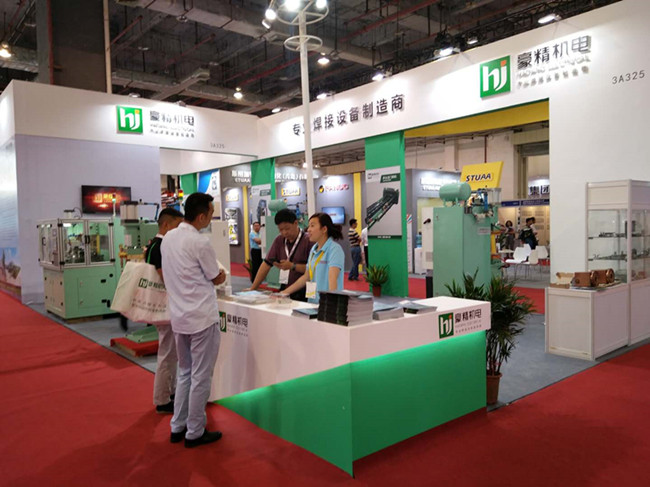 上海尊龙凯时人生就是搏点焊机参加点焊机展会现场